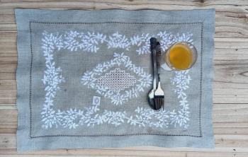 Placemats linen  french knot & lace 